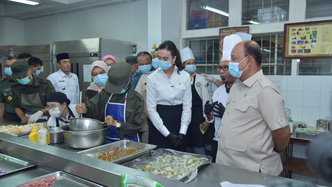 BGN Kabupaten Natuna dan Menpar Tinjau Praktik Siswa SPPI Batch-3 di Dapur NHI