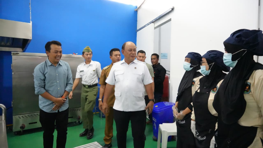 Dorong Ekonomi Rakyat melalui MBG, Kepala BGN Kabupaten Natuna Pantau SPPG di Bandung